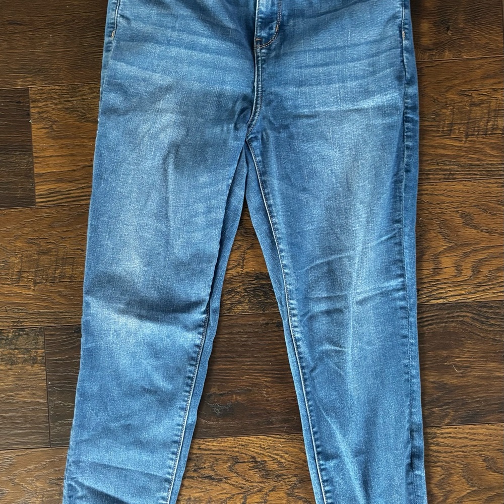 Women’s American Eagle Blue Skinny Jean Size- 8 short